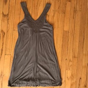 V-neck strapless dress with cute design.